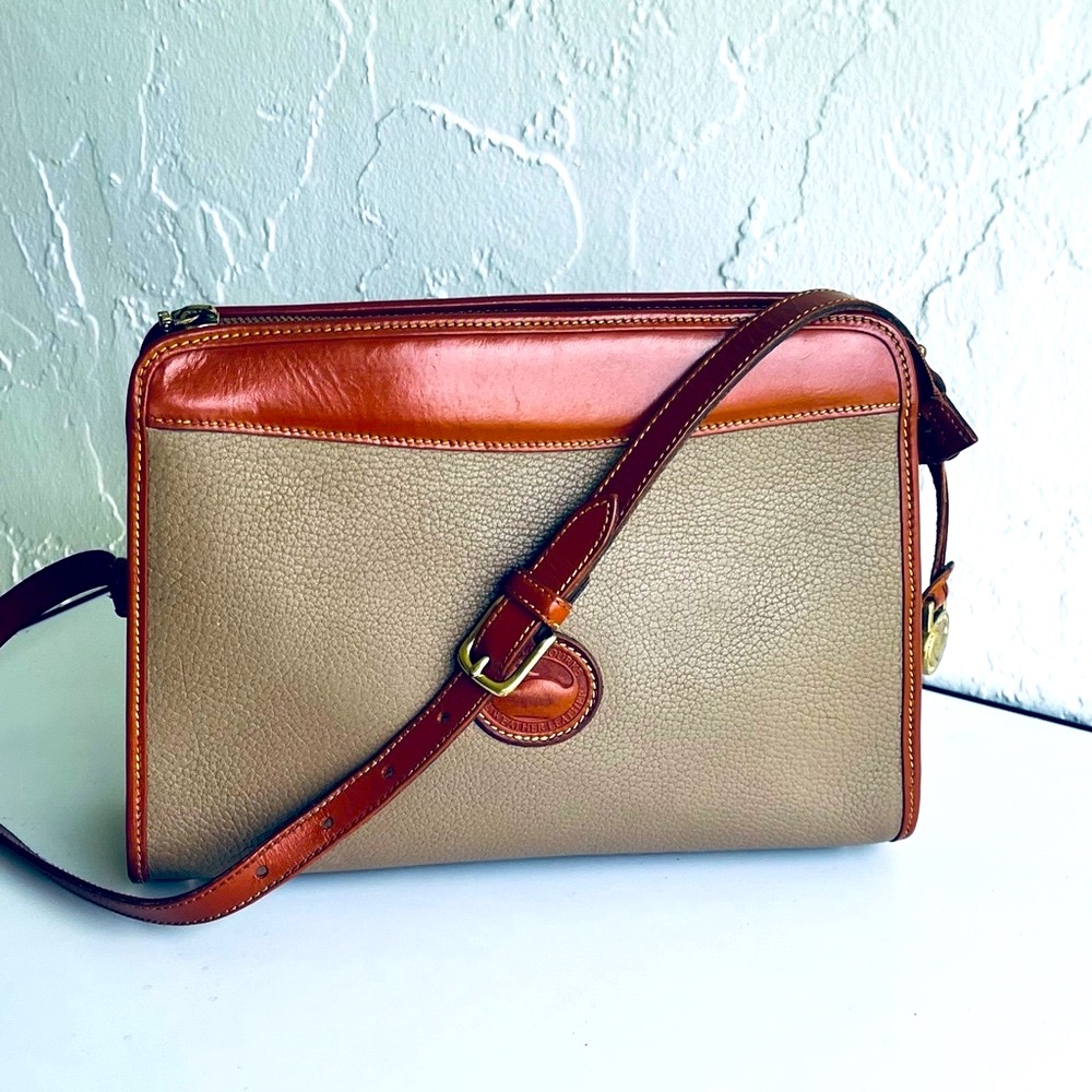 ♦️HOST PICK♦️VINTAGE DOONEY AND BOURKE SHOULDER BAG CRÈME WITH TAN TRIM - Picture 2 of 16